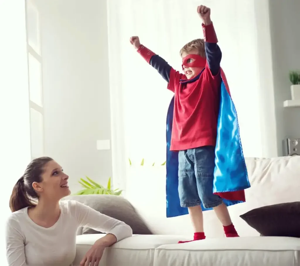 Casos de éxito de DC Web Agency representados por un niño con una capa y su mamá, simbolizando el crecimiento y los resultados obtenidos por nuestros clientes.